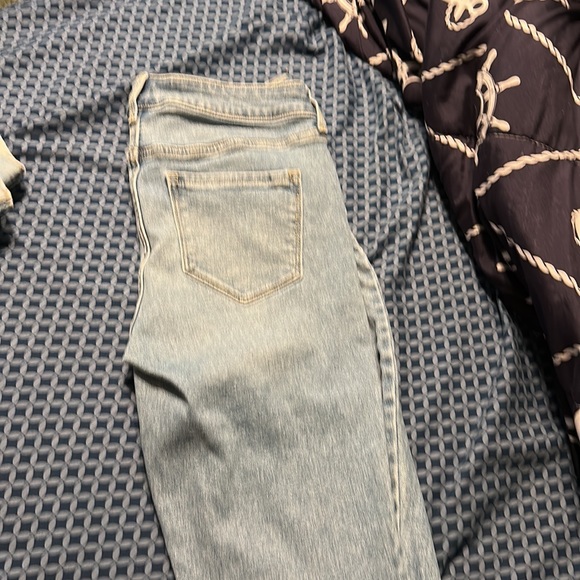 Old navy ladies jeans - Picture 3 of 3